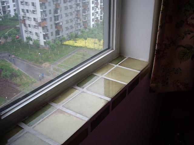 工人玩心眼,业主吃了大亏!装修窗台切记:先装窗框再贴瓷砖!