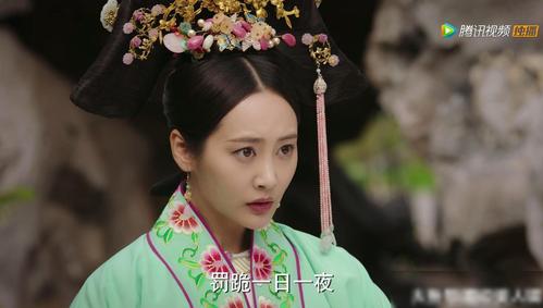 当卫嬿婉封妃后,2个旗头就搭配了12套旗装,比当年的嘉