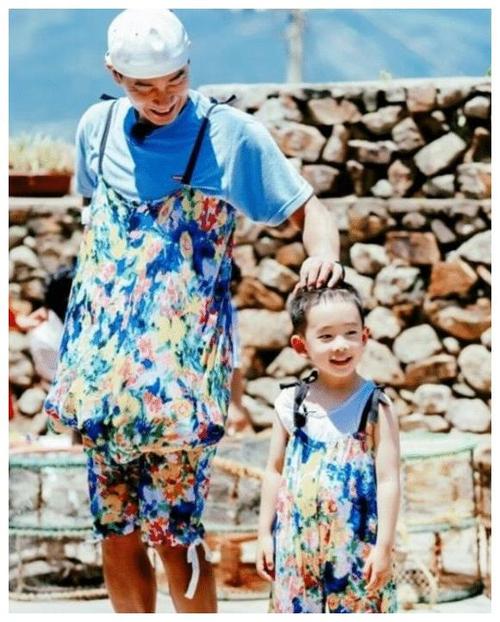 应采儿晒小儿子全身照,感慨时光易逝,jasper长大