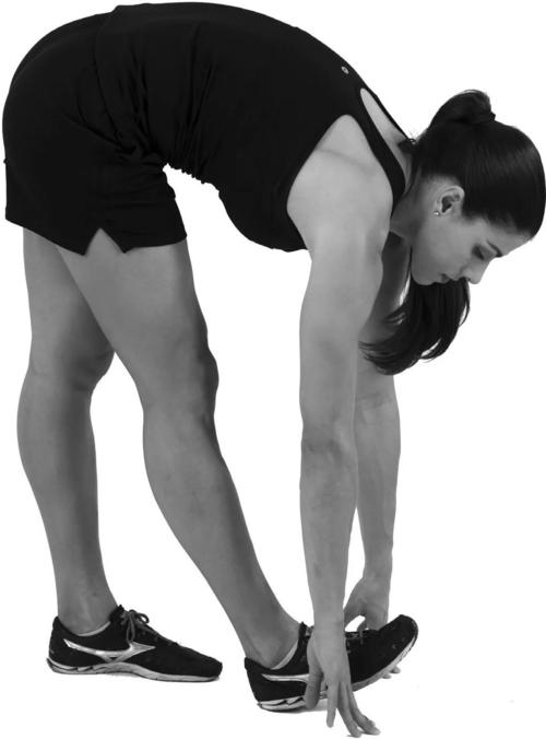 站立,双脚平行与肩同宽.脚尖抬离地面,体重落在双脚脚跟.