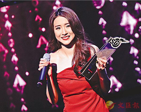 菊梓乔 荓o靓靓领奖,及后领取最佳演绎女歌星奖时激动到眼湿湿.