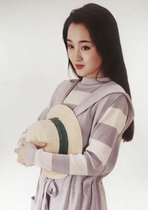 怪不得能成为天后杨钰莹年轻时太甜了长发配条纹衫纯到骨子里