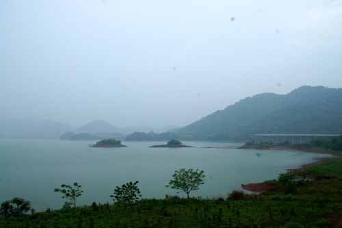 西海宾馆度假山庄柘林水库湖岸风光(一)               摄影/微也足道