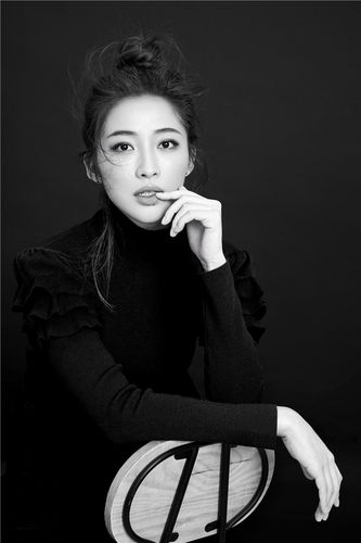 娱乐 正文  早春三月,演员夏星展现与众不同的向上美,黑白之间主题