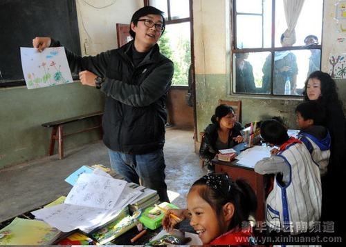 文华学院的老师在蓑衣山小学给彝族小学生上美术课.