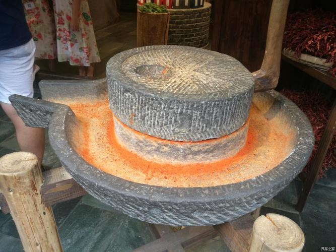 古代都是用石磨制作辣椒粉.现在都是用机器了.