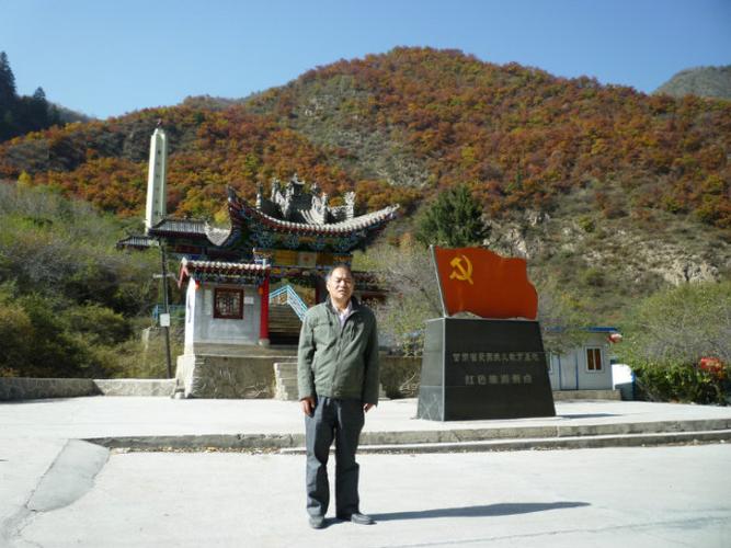 兴隆山烈士陵园留影