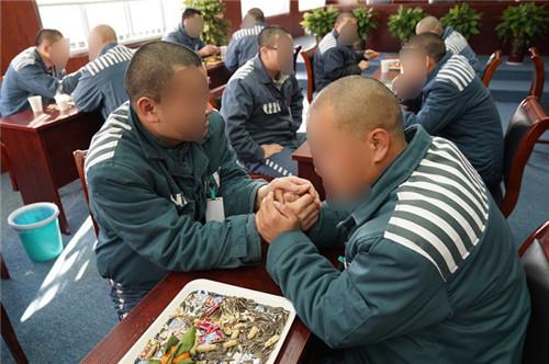 丁山监狱组织同监服刑人员亲情会餐活动