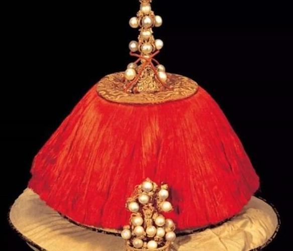 尤其皇帝朝冠上的顶珠乃是所有东珠中最大的一颗.