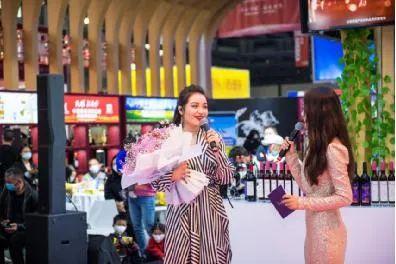 玛迪娜献唱凯仕丽:看酒城泸州的异域风情