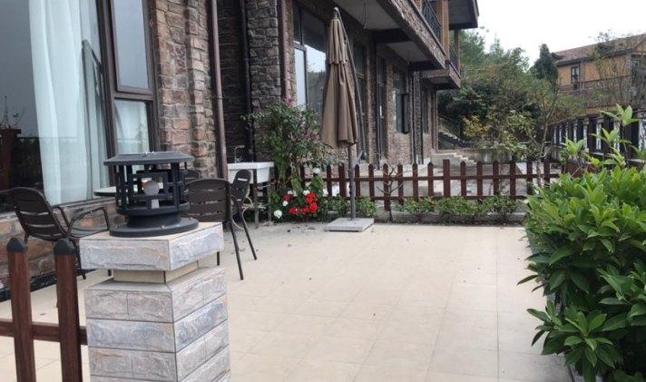 旌阳区玉泉片区 东湖山花雨别墅 4室2厅3卫 272.49平米