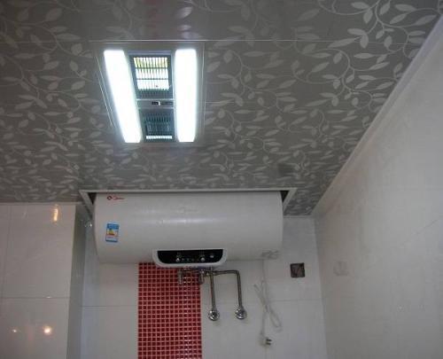 为什么有钱人都把热水器装吊顶上?听老电工的话,我才后悔装错了