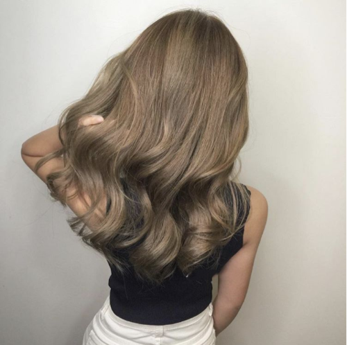 深褐色与黑色头发也是