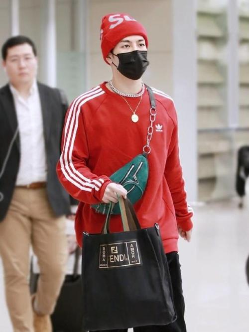 下半身搭配黑色休闲裤是很多男生喜欢的做法,但是身高不够的话就会