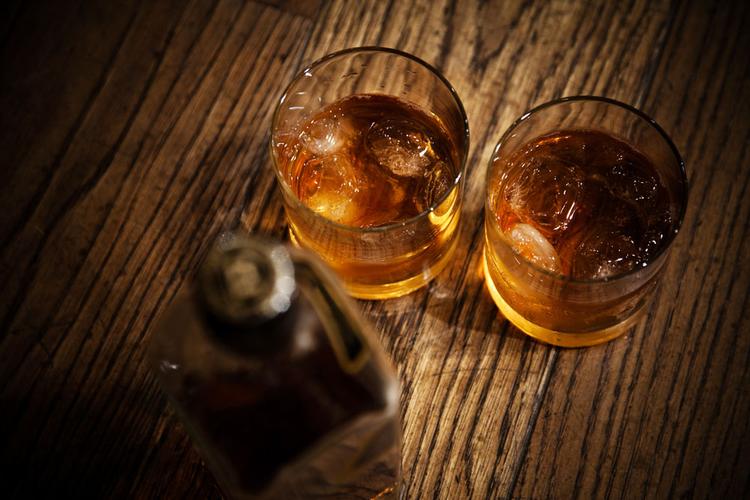 加冰的高档威士忌图片