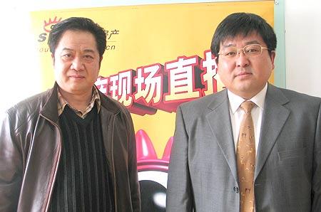 图为裕泰房产开发有限公司副总经理徐鸿(左),锦绣置业房产经纪有限