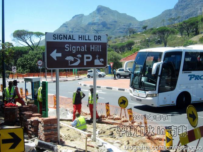 一人干活,多人围观的施工现场