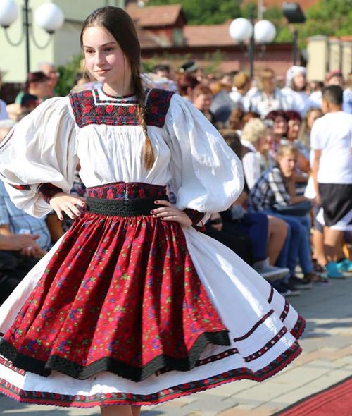 迷人的罗马尼亚传统服装你见过吗