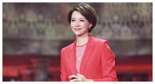 "央视一姐"董卿,节目中3分钟下跪3次,跪出了中华的文明和骄傲