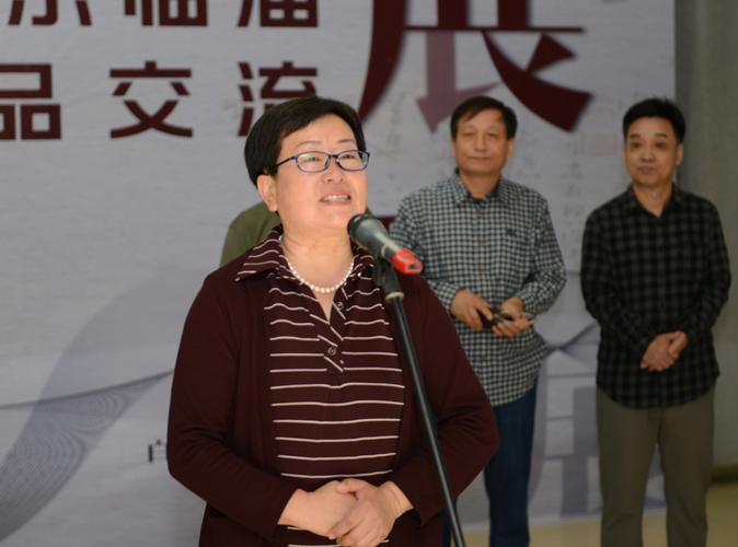 白银市政协副主席于萍宣布展览开幕