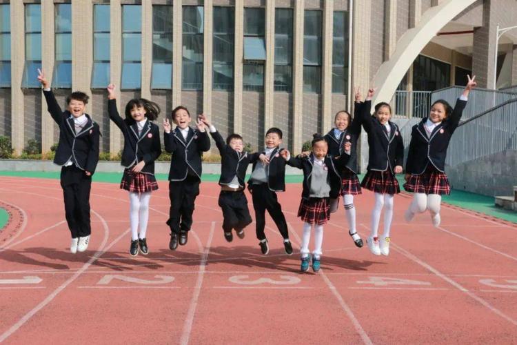 高新区中小学新校服如何收费,款式质量怎样,这篇
