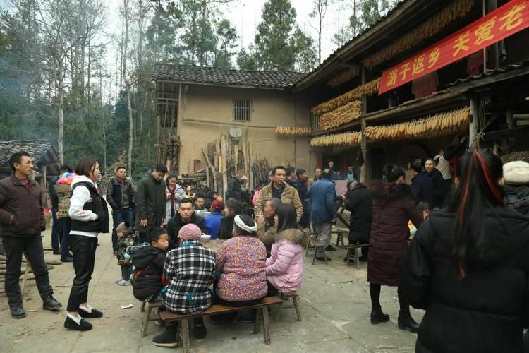 《游子返乡关爱儿童尊敬父母》年会现场!