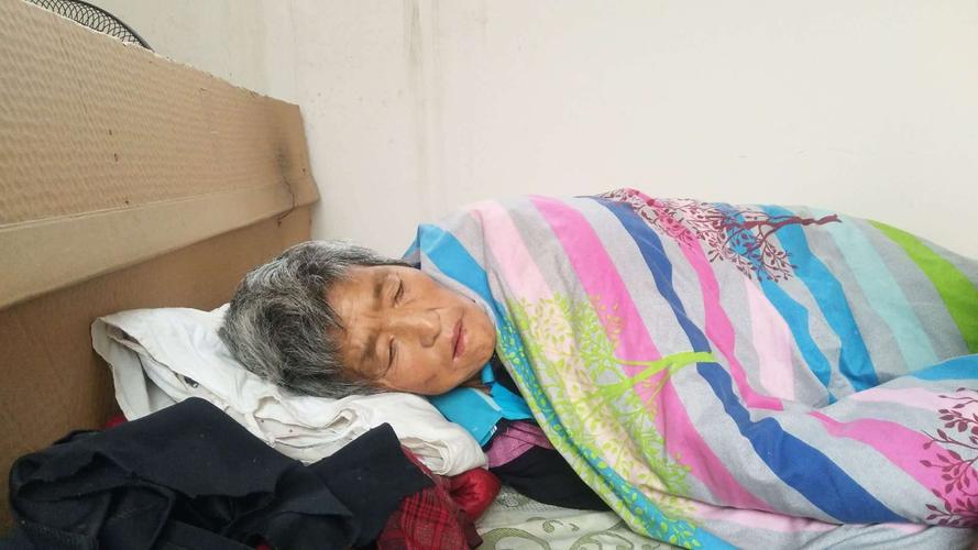 用我十分辛苦换您十分满意——范村乡网格员贴心帮助卧床生病老人