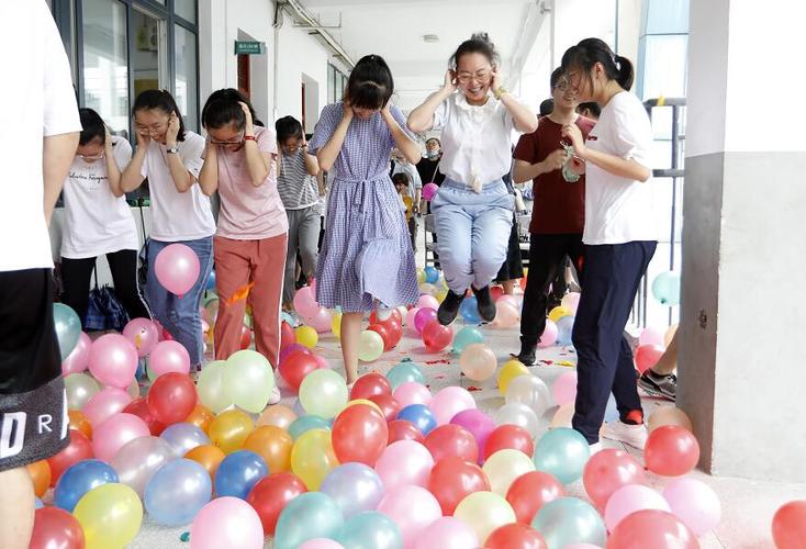 发红包踩气球6868合肥一中高考生今天这样玩