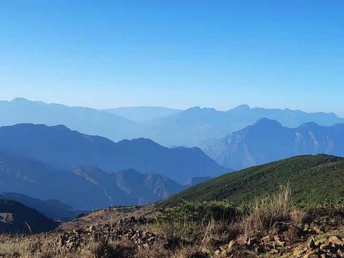 攀登巧家药山第四天,看见山顶的天池,晚上十点到达东坪乡