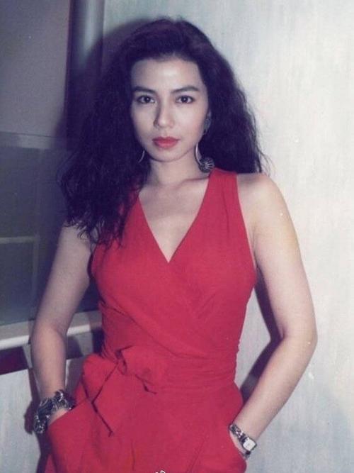 钟楚红应该也算得上是70,80年代的超级偶像了吧～我虽然没有见识过她