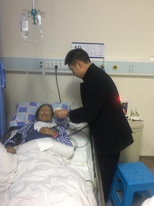 百岁老人,生平第一次住院,安全挺过人生中最后一次骨折的手术(题记:老