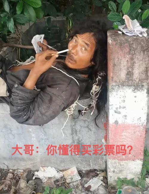 东莞流浪男子气质非凡衣衫褴褛仍苦苦研究学问相信自己
