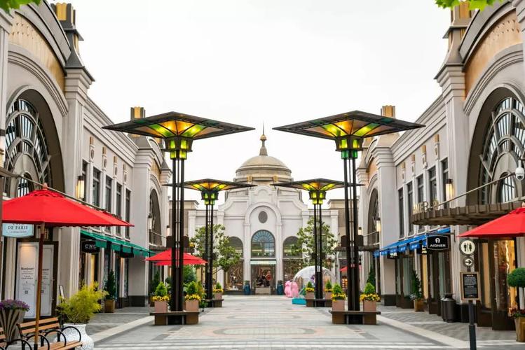 除了上面三处最佳拍照点,上海奕欧来奥特莱斯购物村里还有很多适合