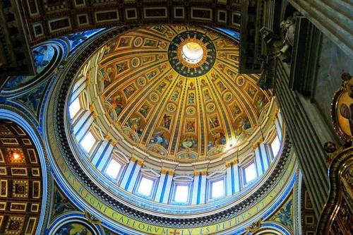 站在穹窿顶下抬头上望,你会感到大堂内的一切都显得如此渺小,加之圆顶