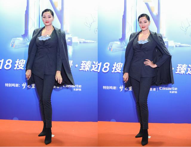 短发的瞿颖更有辨识度,穿白领套装秀超模腿型,瘦得不