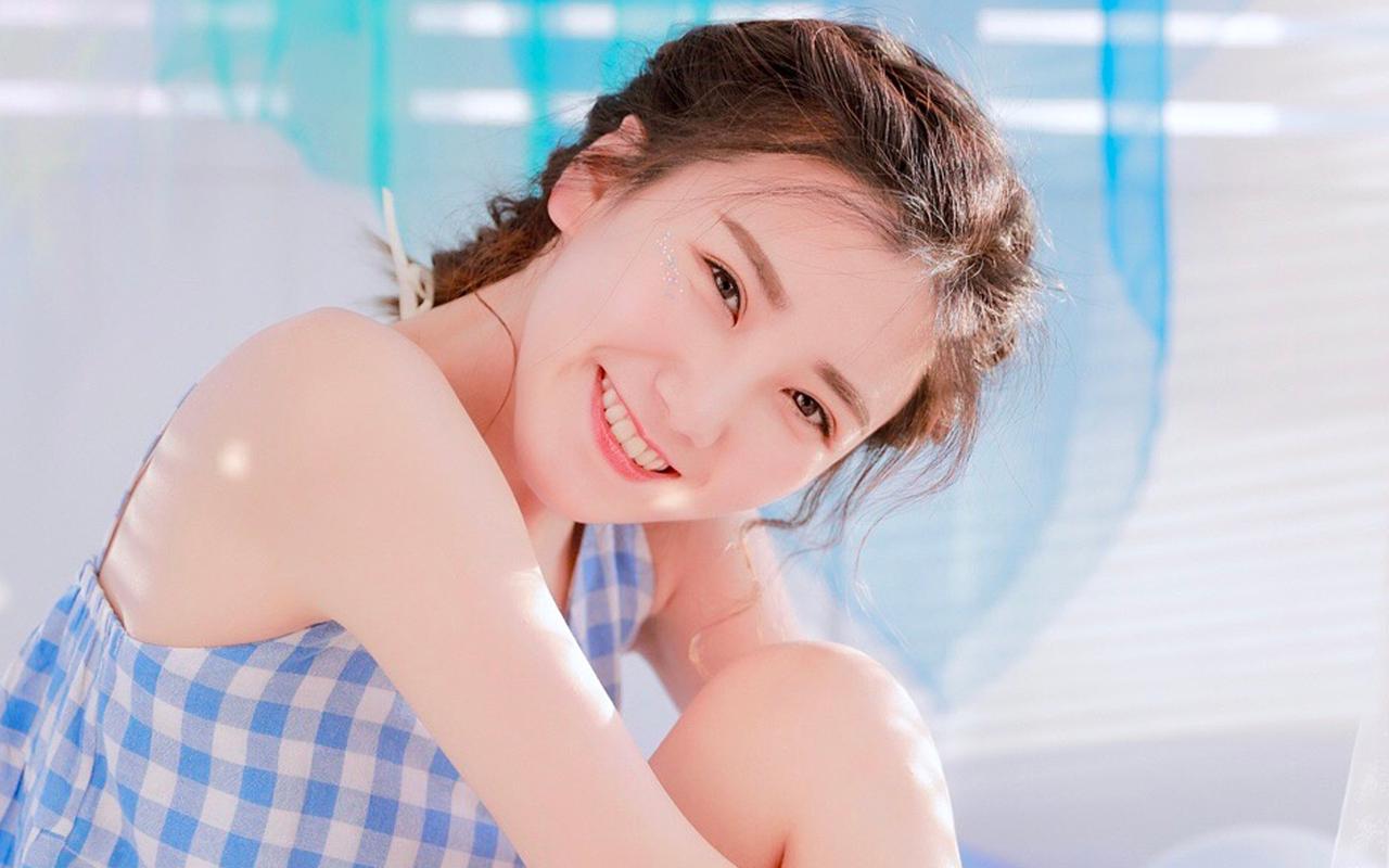 笑容甜美女孩唯美写真高清电脑壁纸