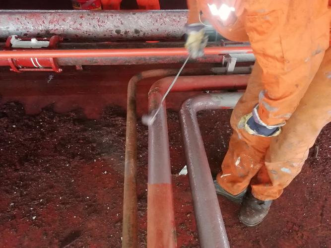 6舱左,所有管路除锈,打磨后涂刷底漆