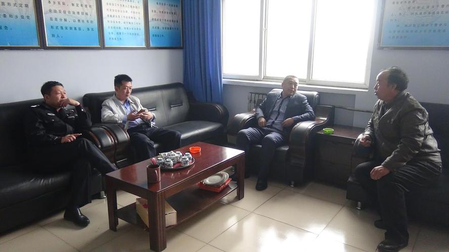 4月19日,新荣区公安分局政委李宇宙深入花园屯派出所检查指导工作