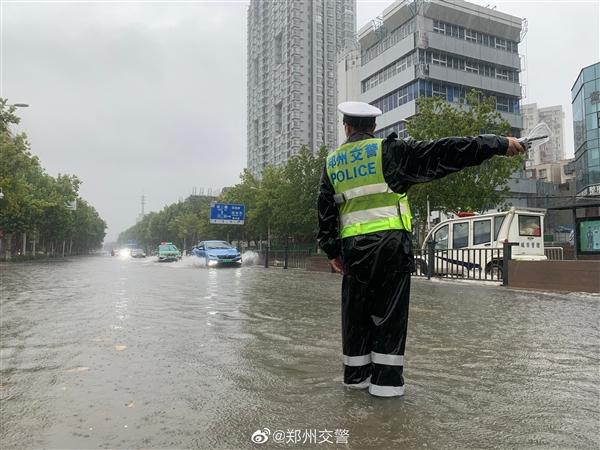 郑州再遭暴雨交警坚守在京广路隧道口上次6人不幸遇难