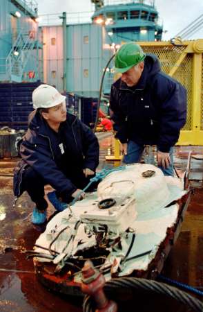 俄"库尔斯克"号:第4具遗骸被打捞出水