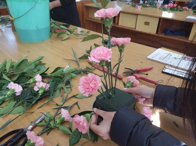 第三步:用康乃馨插成三角型的样子