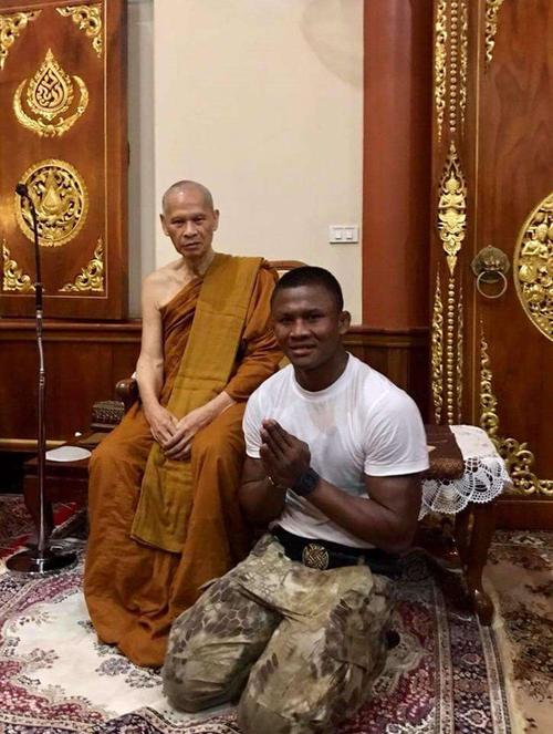 接地气!拳王播求手持17次格斗冠军,如今抛弃名利种田养鸡!