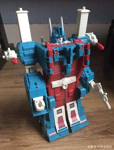 车型很还原动画片中的造型,但是补天士的人形外观却是与变形金刚g1