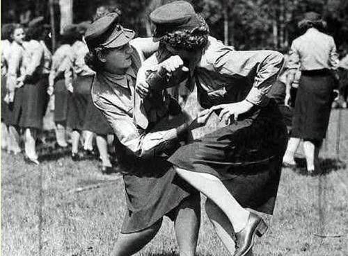 苏联女兵穿包臀短裙上战场,被德军俘虏后下场十分悲惨