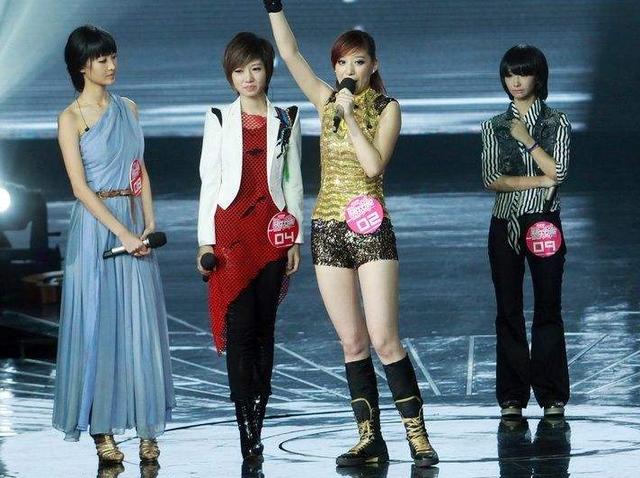 从快女唱功最差的选手,到姐姐团的抢手货,李斯丹妮因