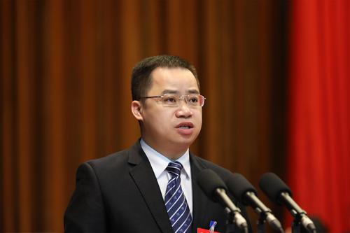 陈俊楠代表县人民政府向大会报告工作.