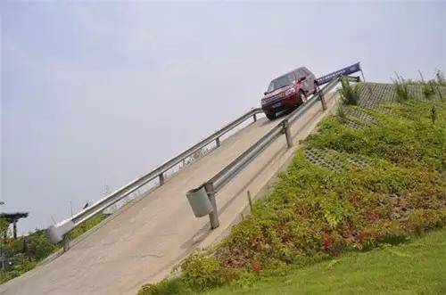 陡坡缓降是什么?开启之后还用踩刹车吗?