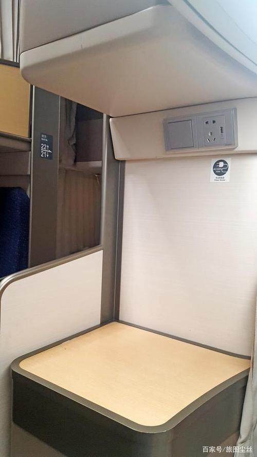 体验我国自主设计的动卧列车,价格比高铁二等座贵,提供免费晚餐