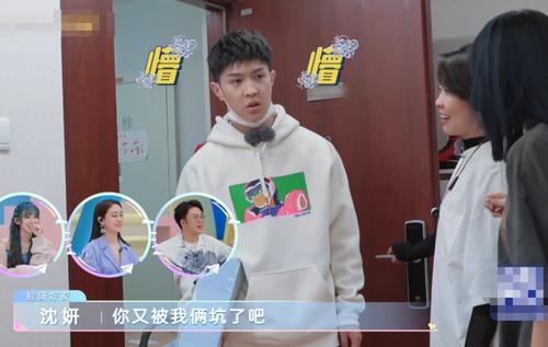 马伯骞帮程潇取快递,以为一小件,结果看清数量,准备开