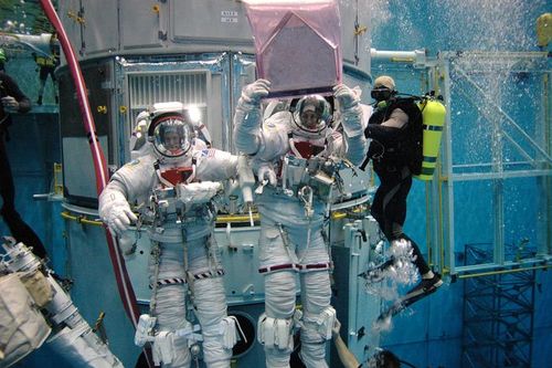 睡觉,宇航员也不能将自己的手脚伸到被子外面,因为四肢在太空中会因为